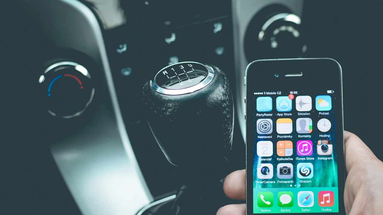 Motorista verifica notificações e dados da habilitação.