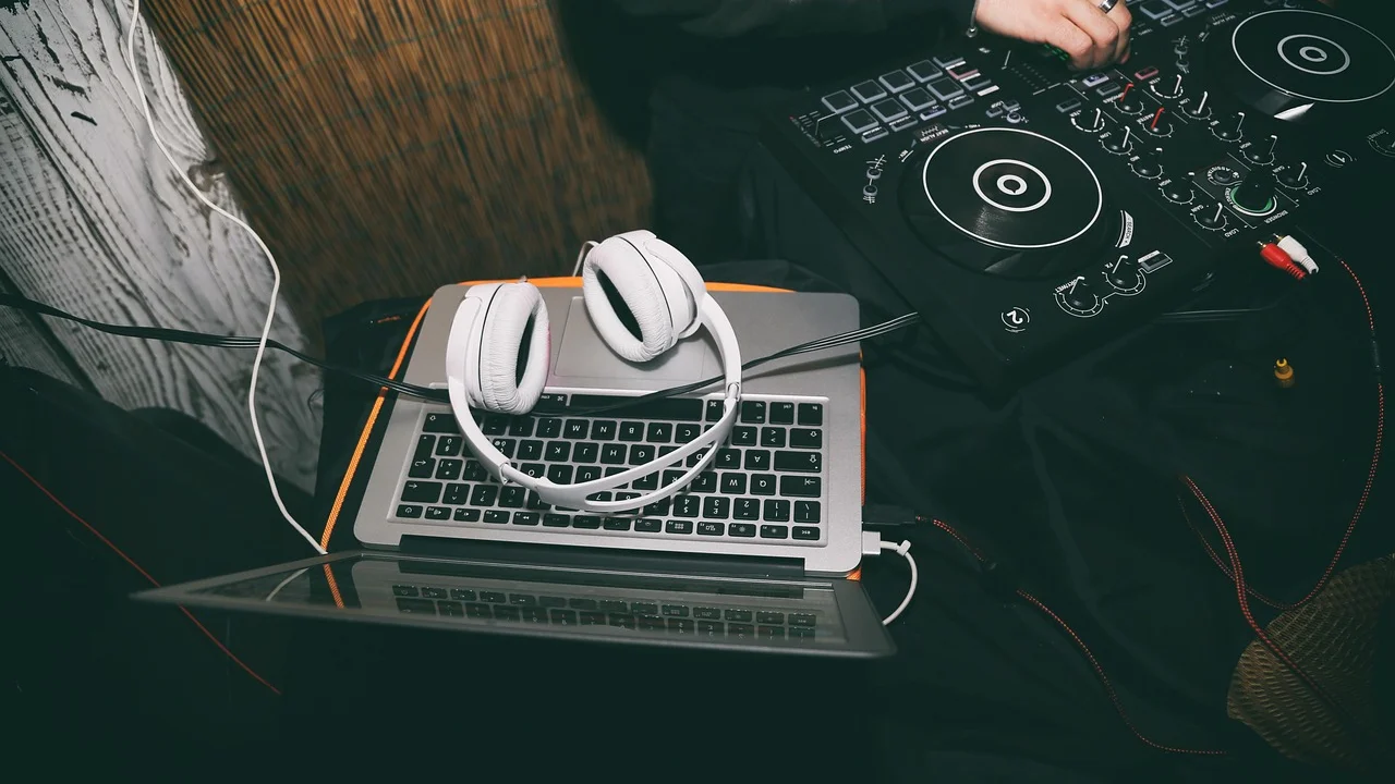 Celular reproduzindo um arquivo MP3 em aplicativo de música.