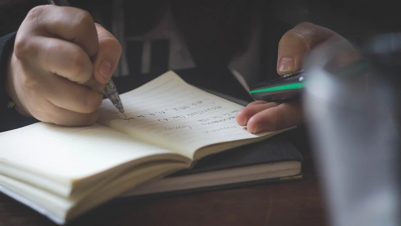 Pessoa conferindo páginas de um PDF antes de enviar o documento.