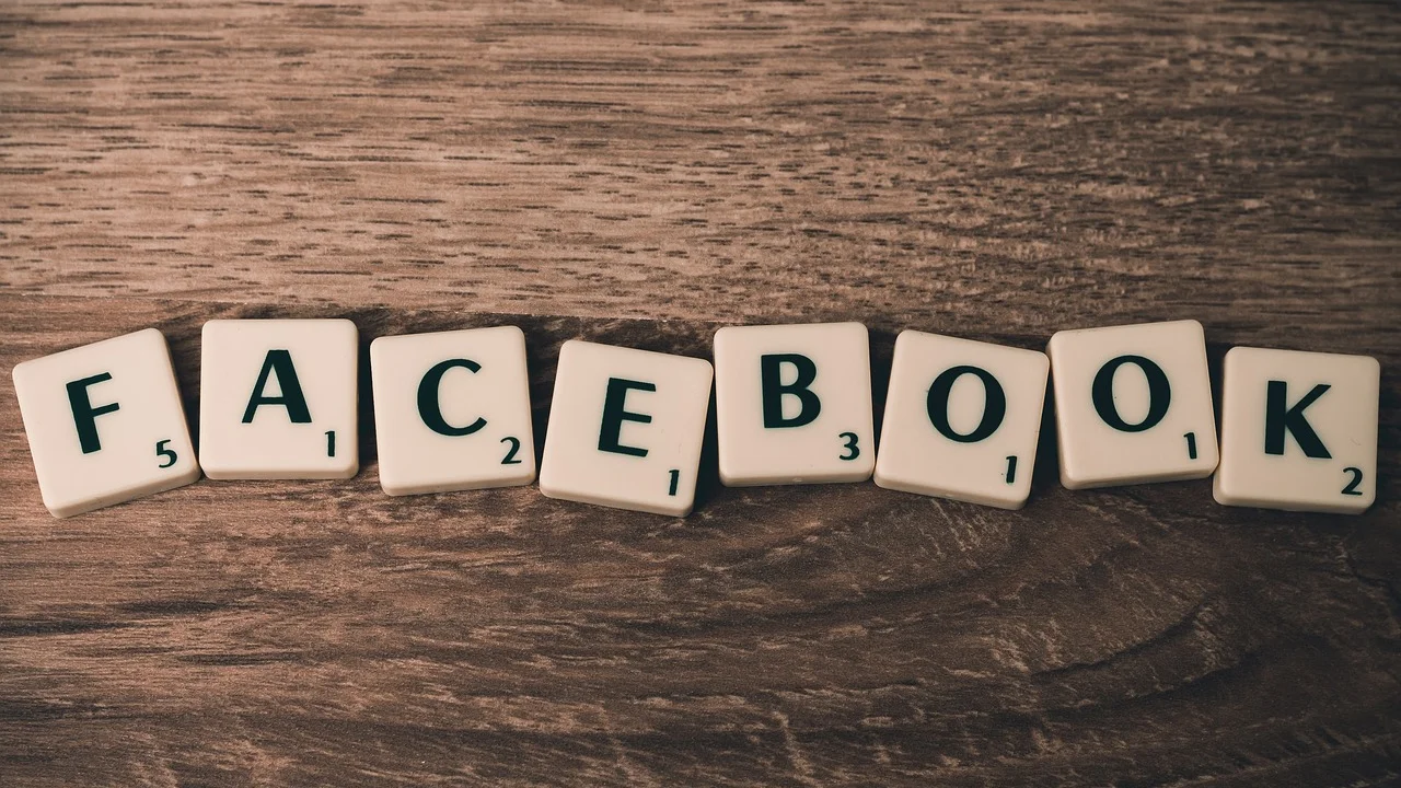 Celular exibindo anúncio em uma rede social