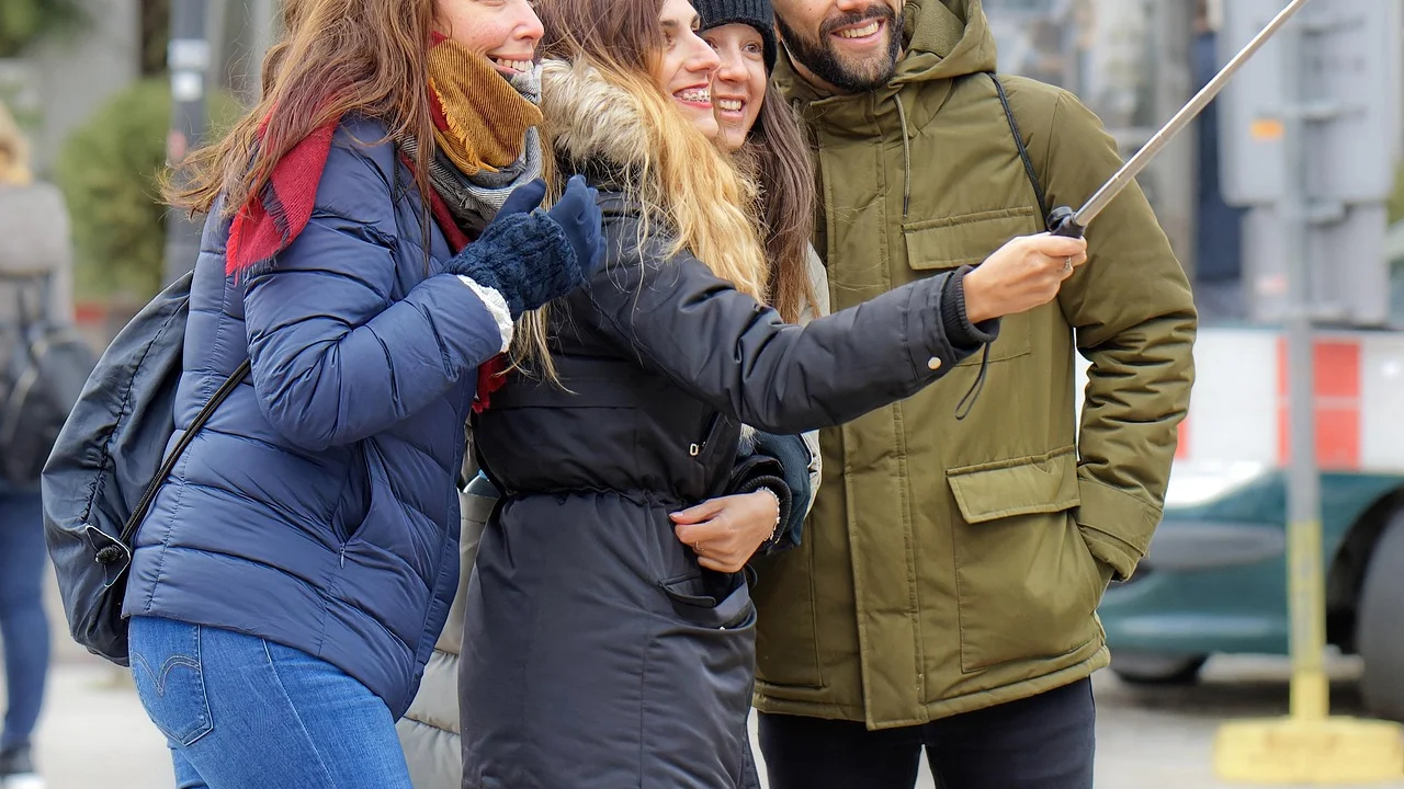 Tela de celular exibindo grupos organizados em uma comunidade