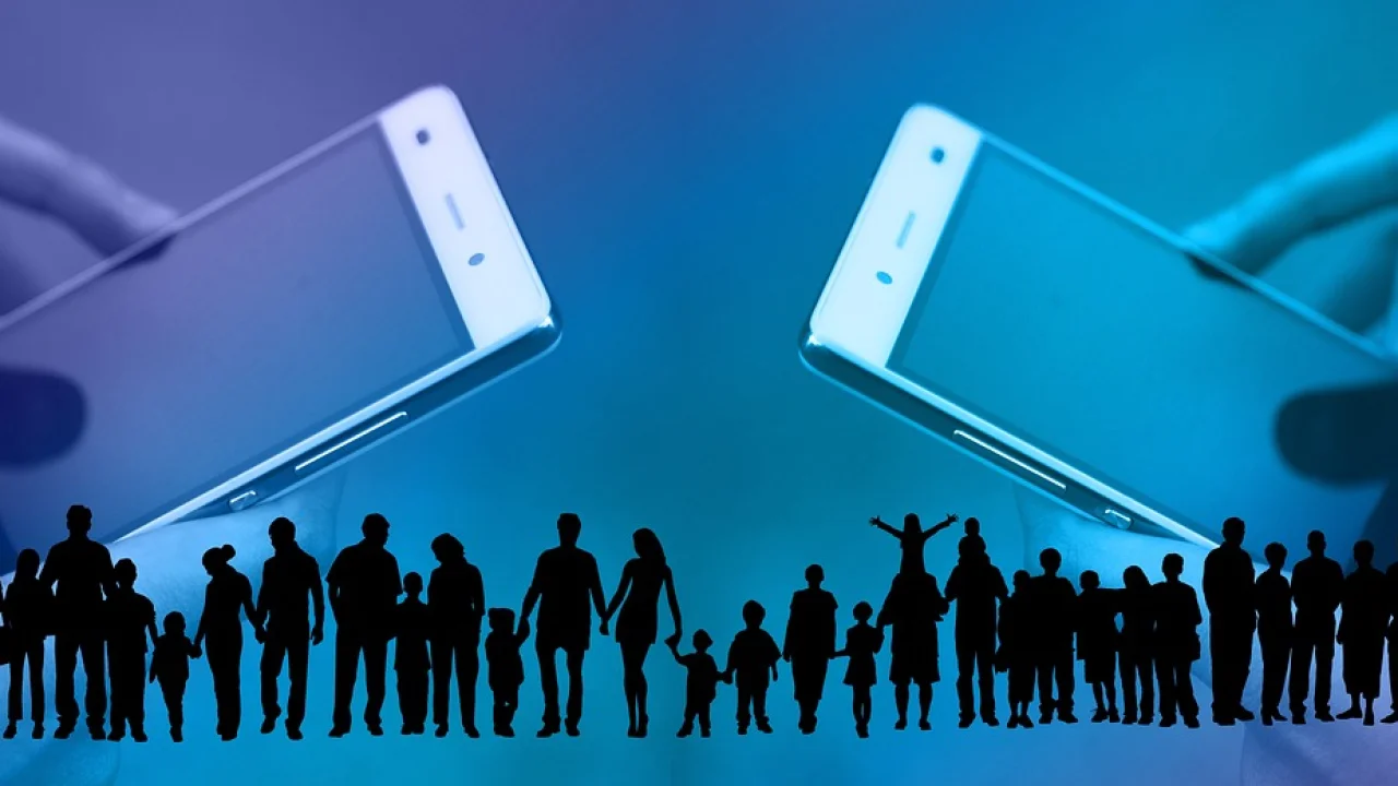 Administrador configurando uma comunidade pelo aplicativo de mensagens