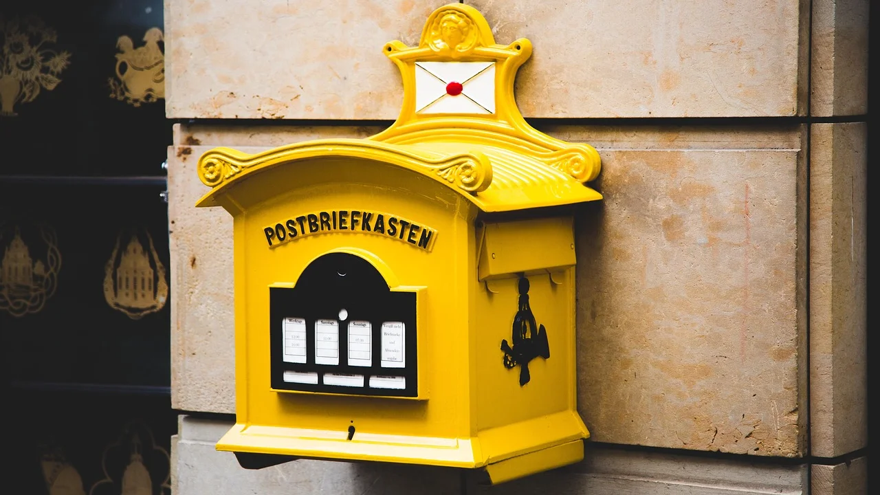 Computador exibindo organização de recibos e newsletters