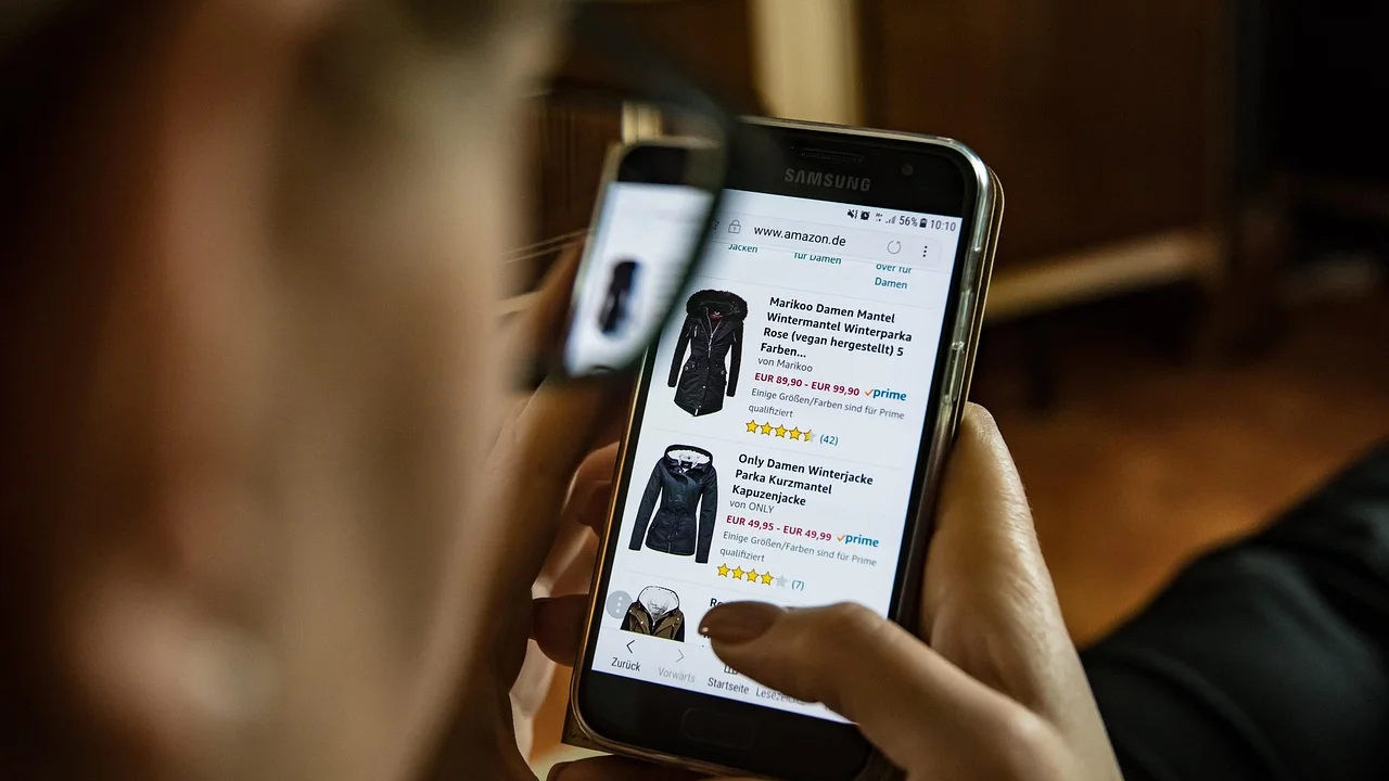Empreendedora organizando produtos para uma pequena loja virtual