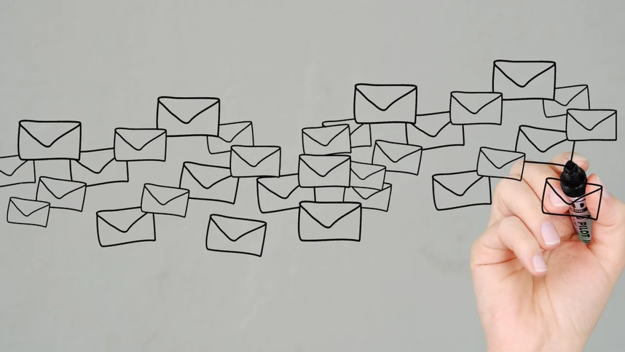 Tela de ferramenta de e-mail marketing com campanha em edição