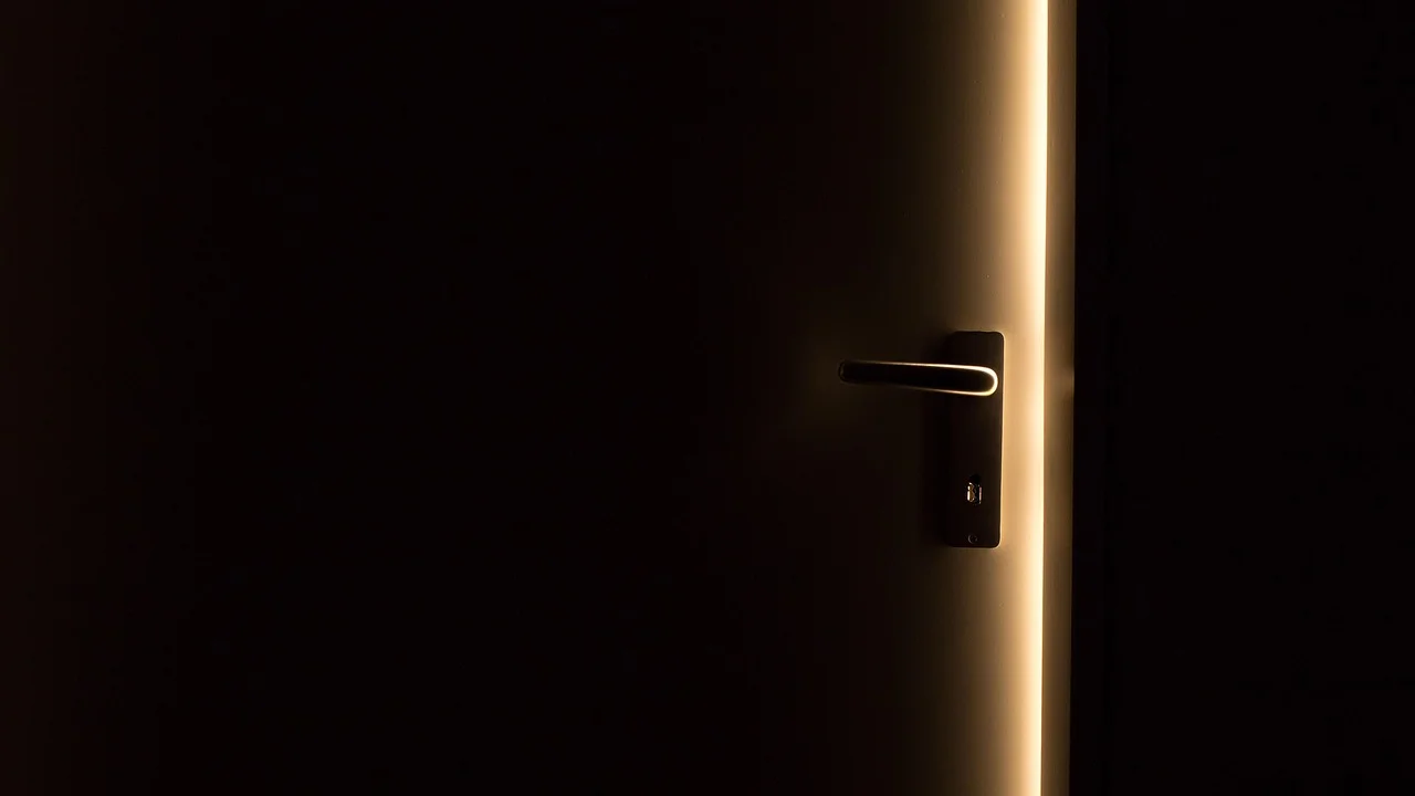 Profissional revisando termos de privacidade no computador