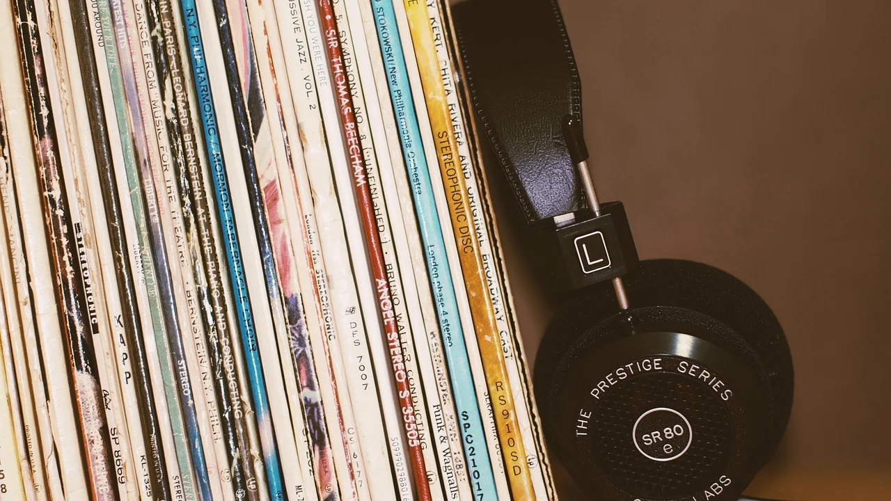 Pessoa criando uma playlist de músicas no celular