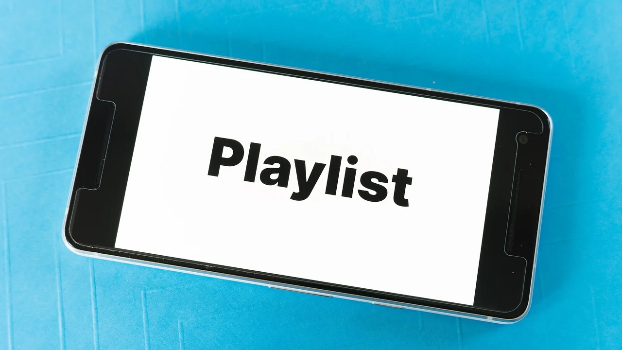 Tela de aplicativo com opções de playlist e colaboração