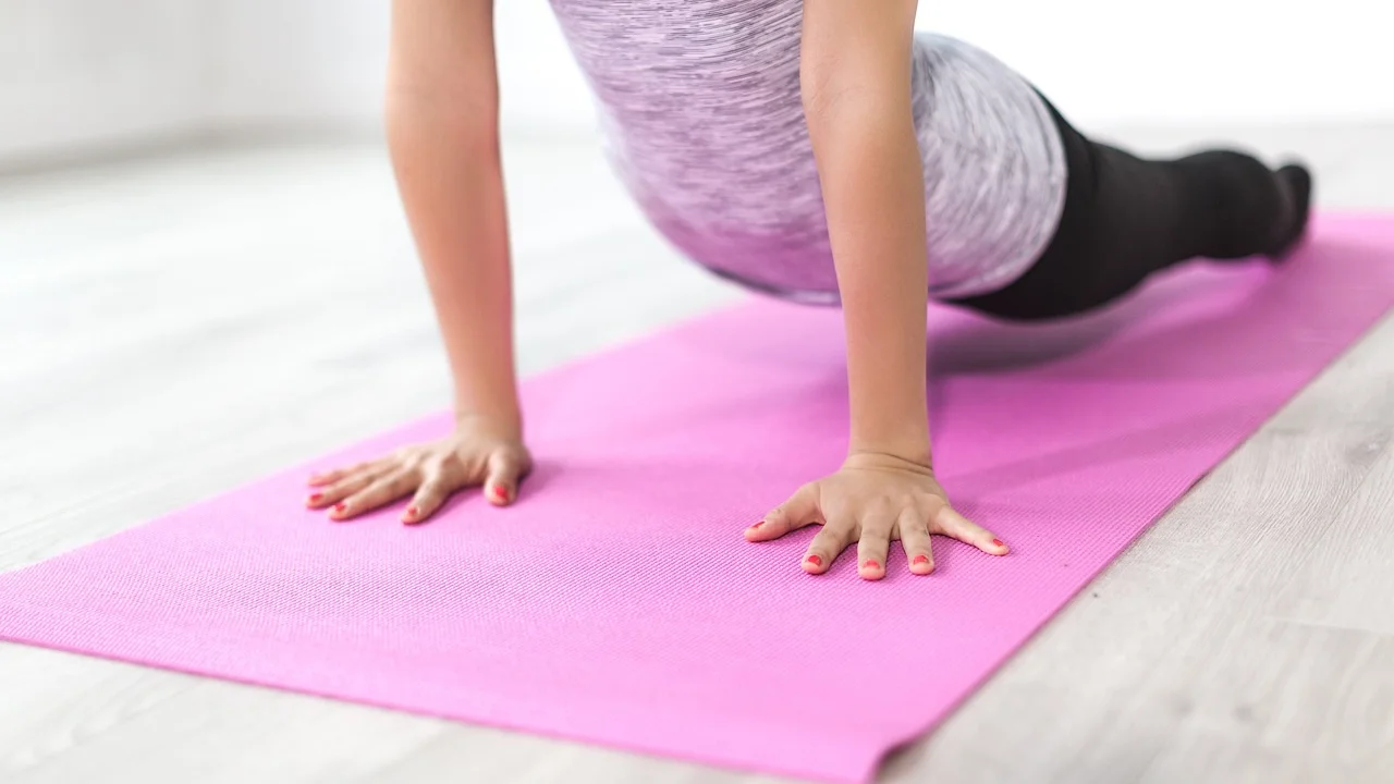 Alongamento e mobilidade antes do treino em casa