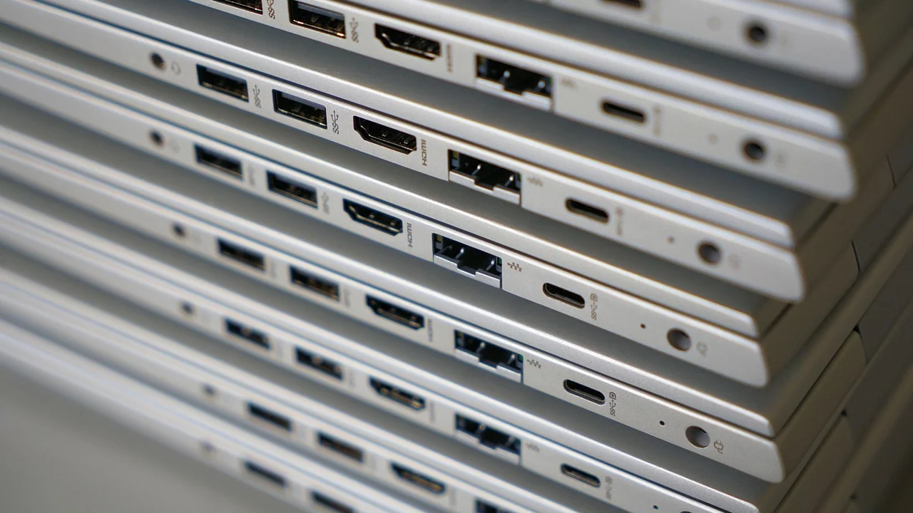 Pendrive conectado a notebook para preparar mídia de instalação
