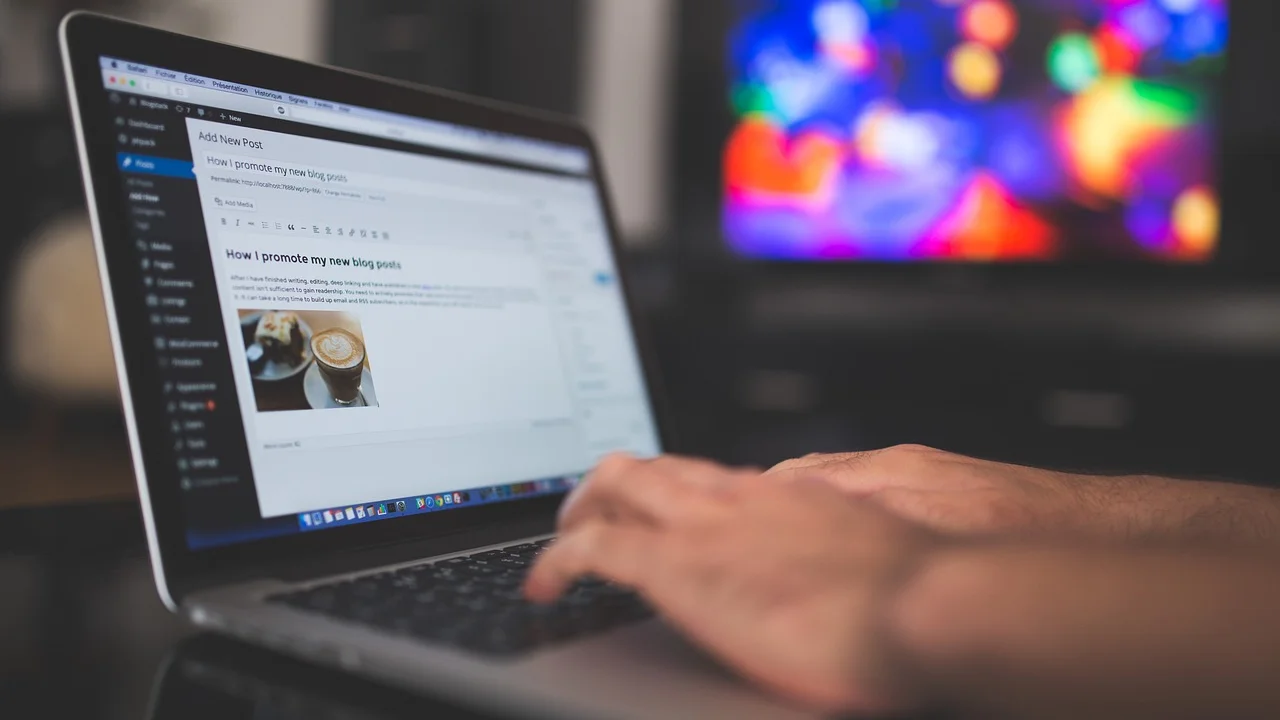 Profissional escolhendo um modelo para criar site sem código.