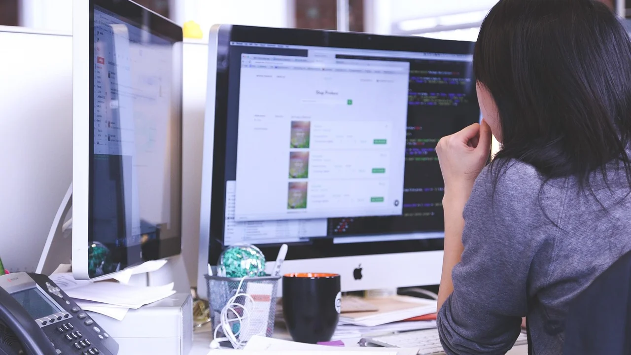 Anotações de planejamento ao lado de um notebook com site aberto.
