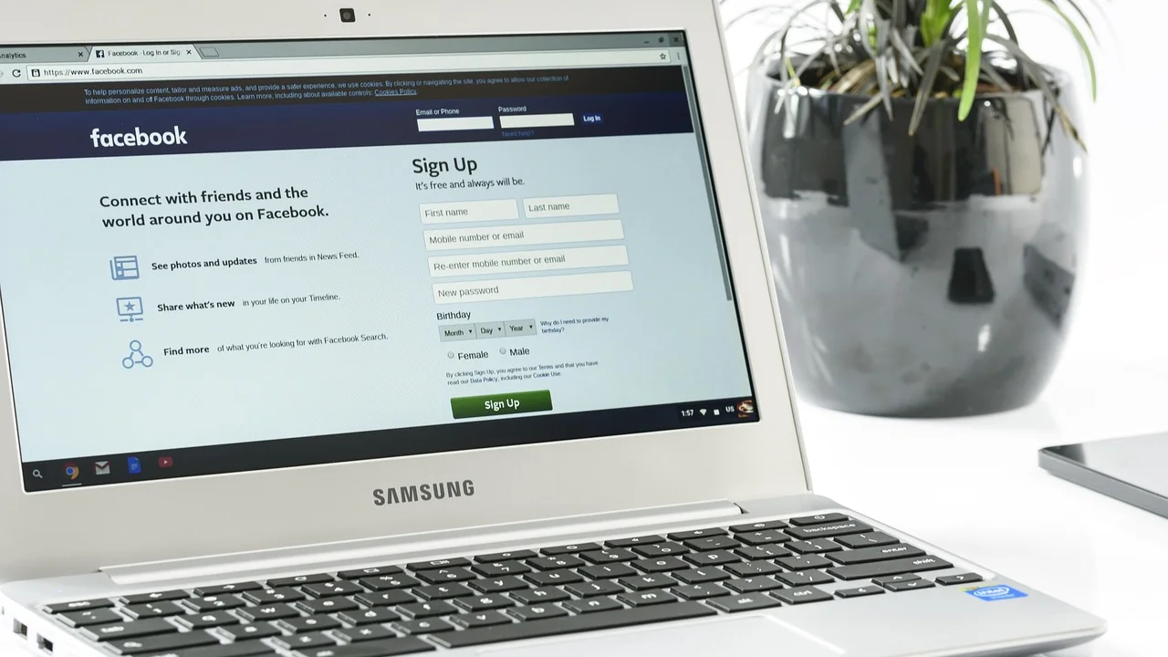 Notebook com tela bloqueada para proteção de dados