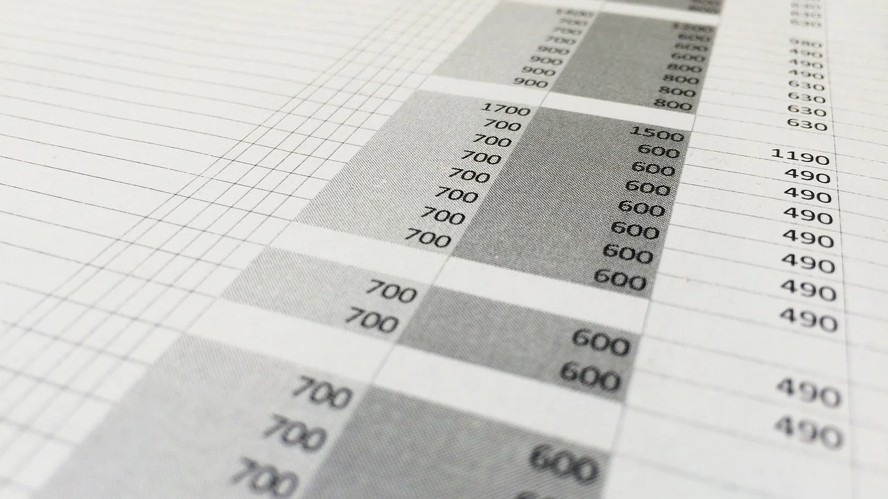 Caderno, calculadora e comprovantes usados no planejamento financeiro.