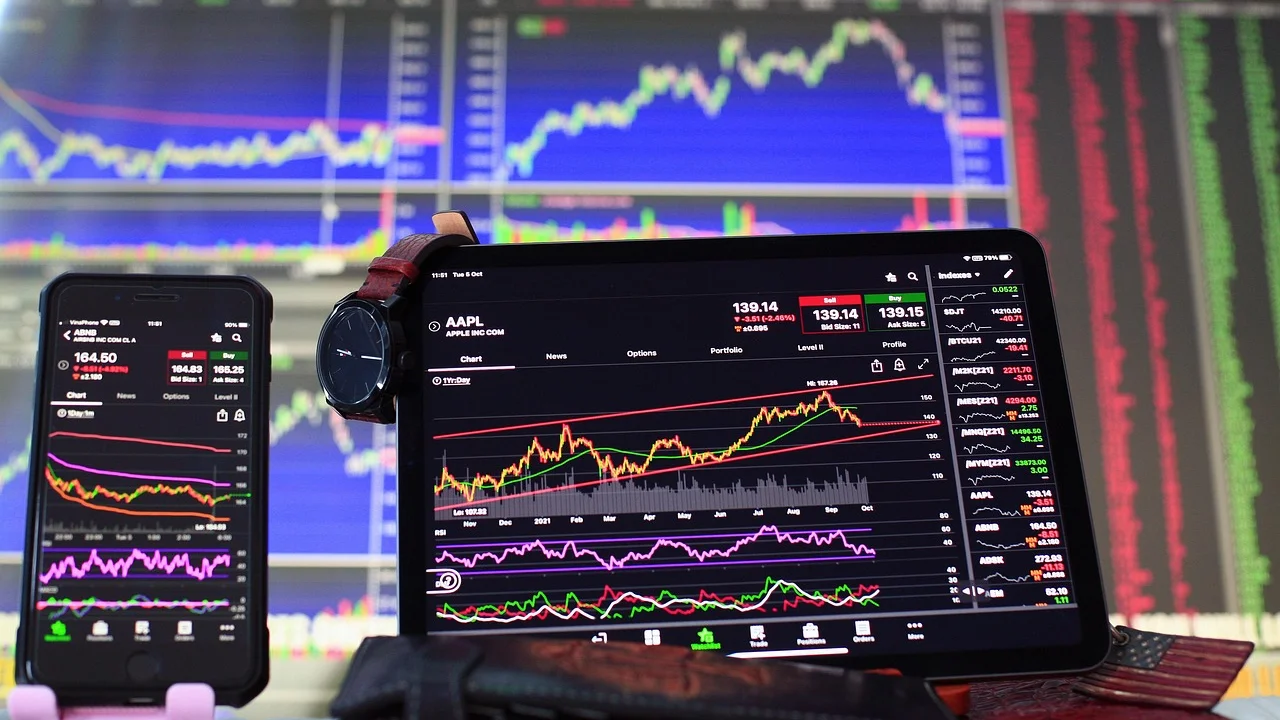 Aplicações de renda fixa exigem atenção ao informe bancário.