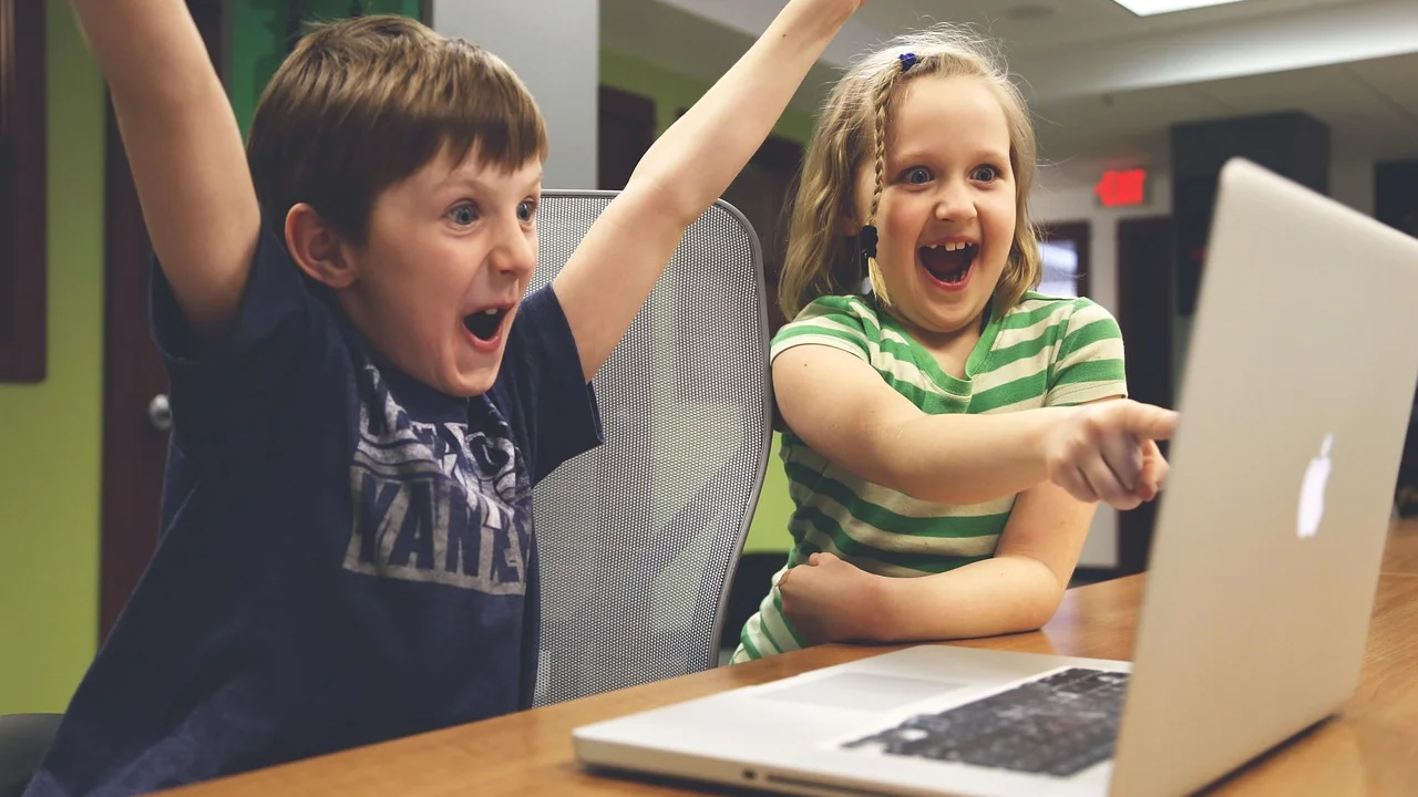 Player de vídeo aberto em tela de computador
