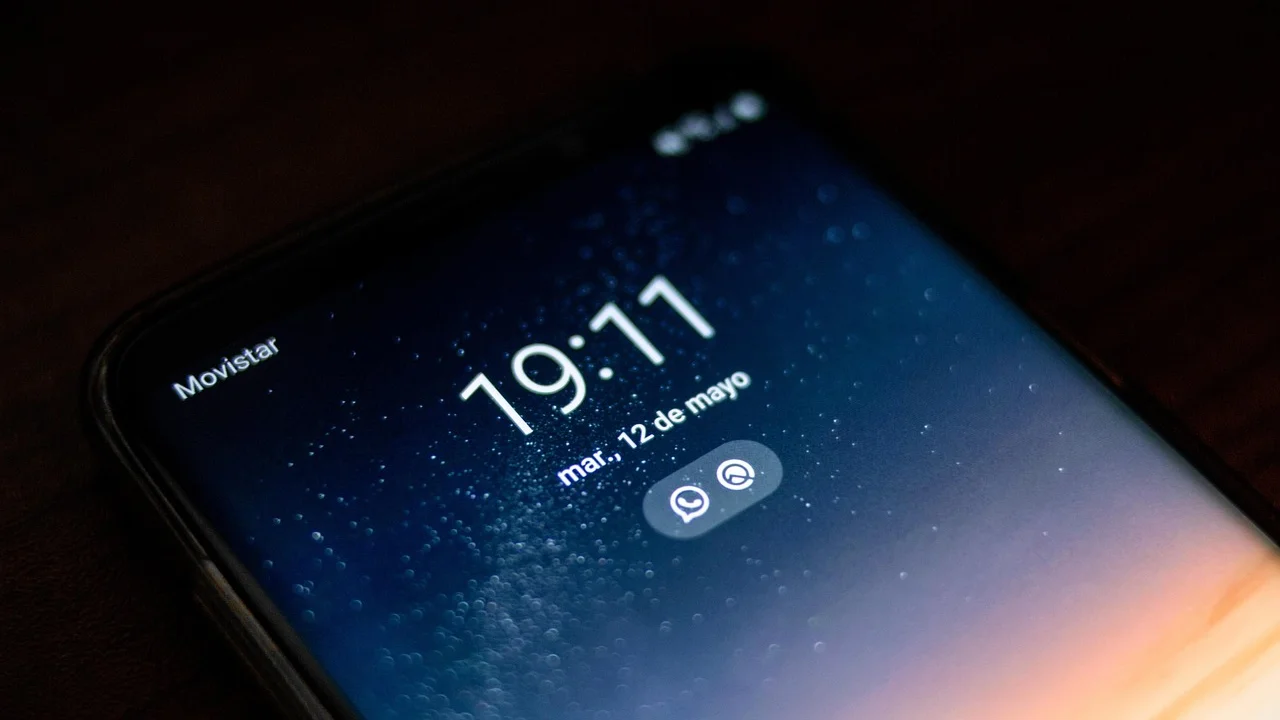 Pessoa trabalhando com notificações silenciadas
