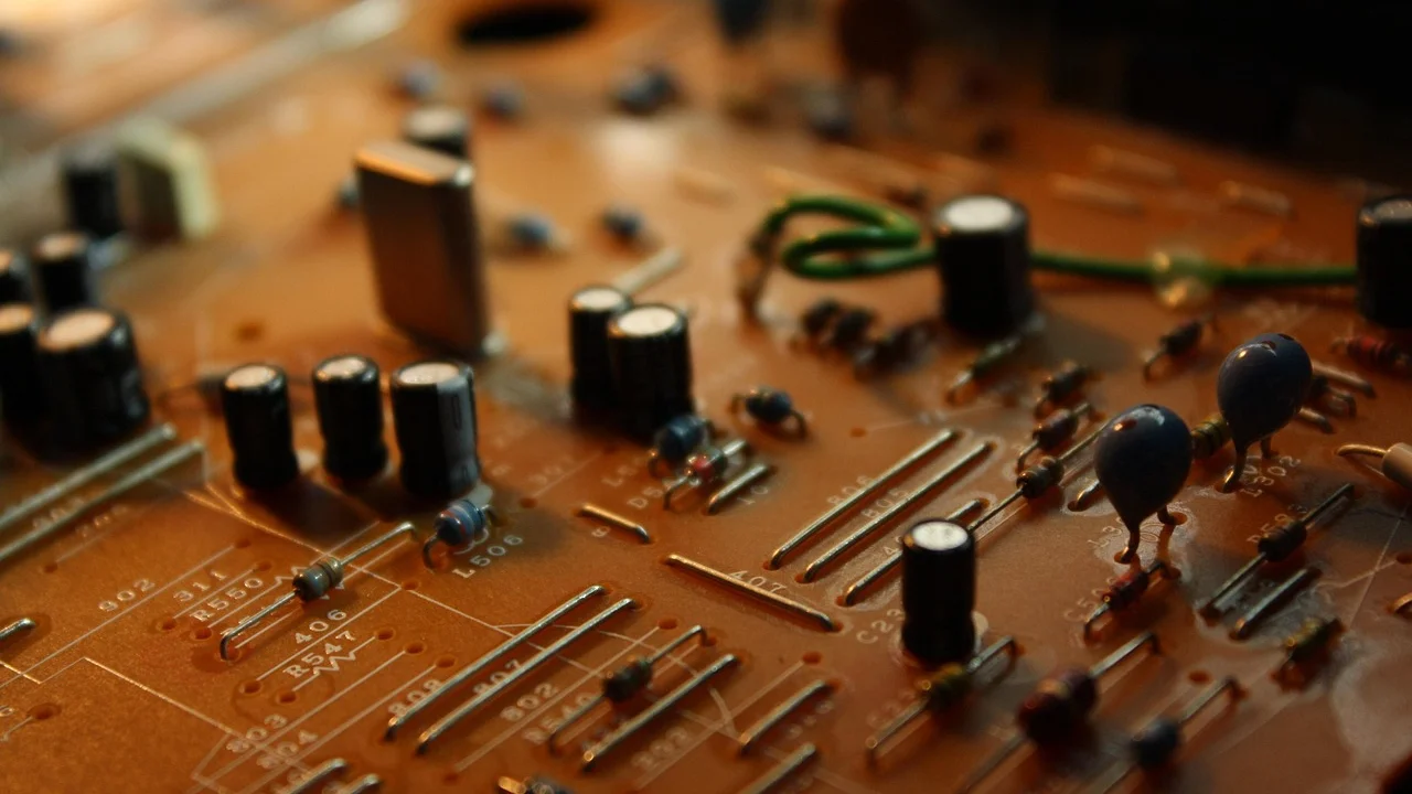 Pessoa separando acessórios eletrônicos para reciclagem