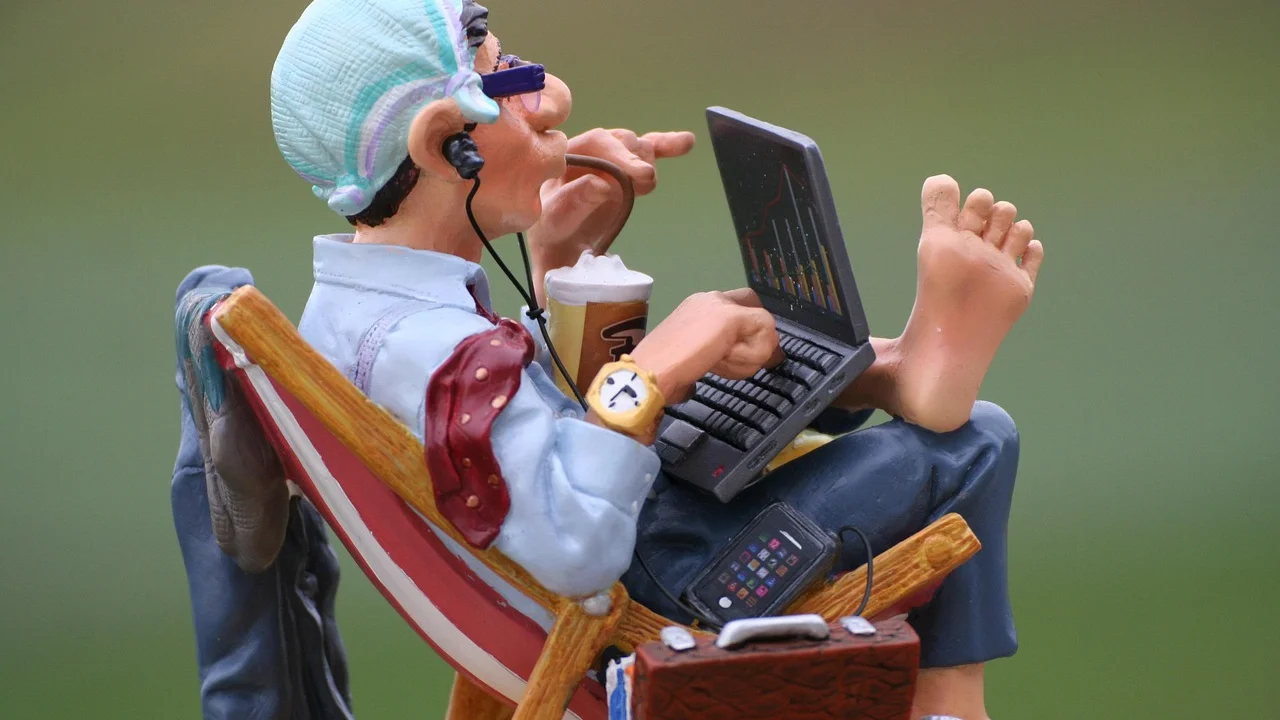 Pessoa ajustando notificações no smartphone