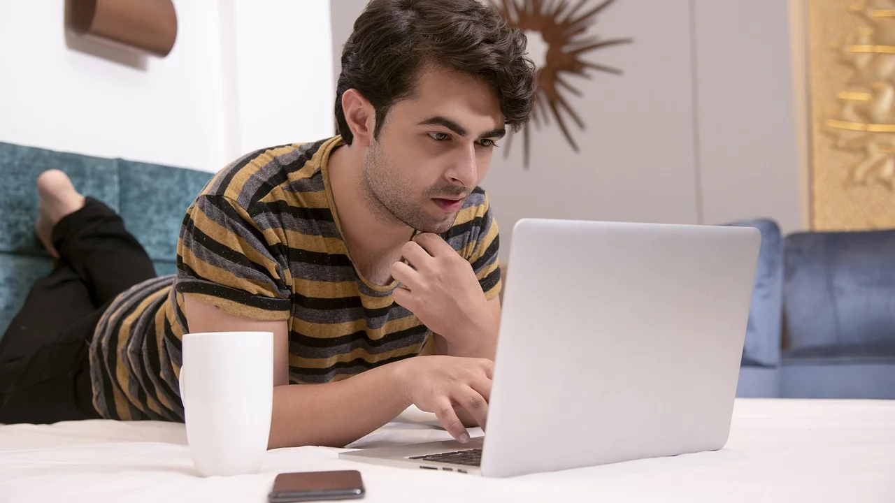 Pessoa organizando uma rotina noturna sem notificações.