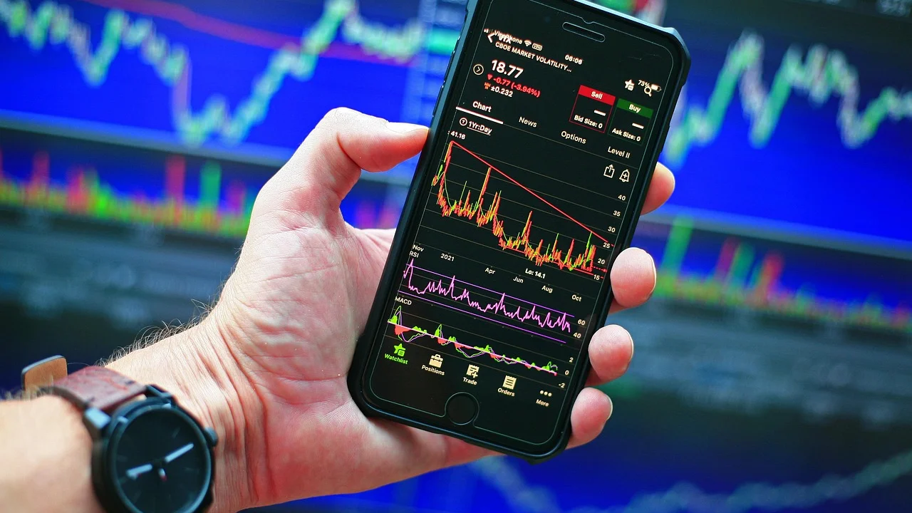 Usuário ativa o modo Economia de dados nas configurações do celular.