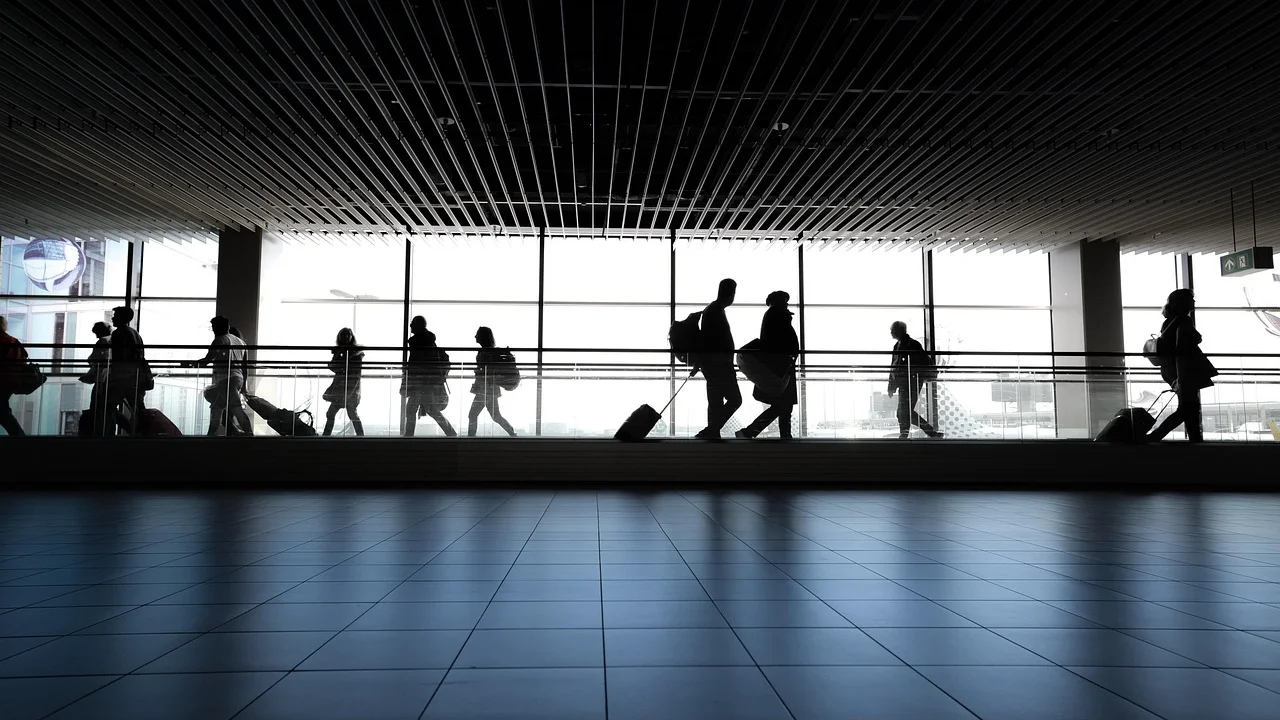 Painel de aeroporto mostra horários de partidas e chegadas.