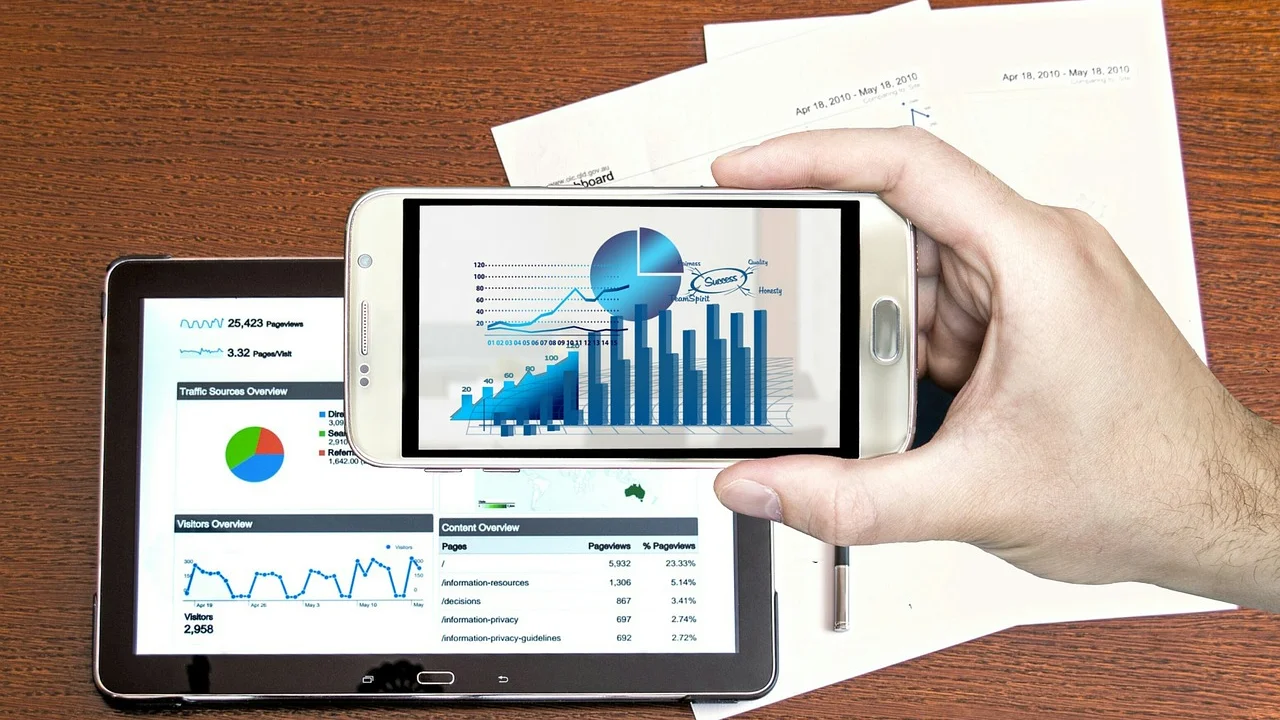 Pessoa protege o acesso digital com senha e biometria.
