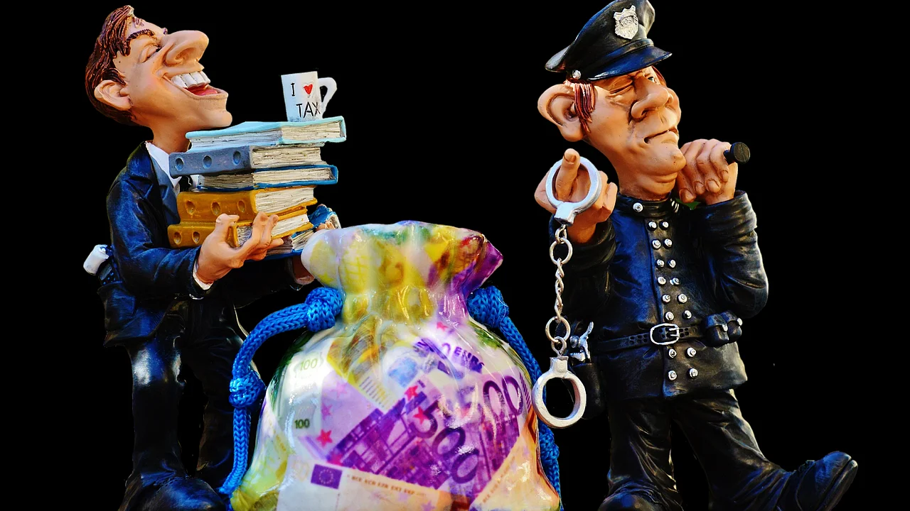 Documento de antecedentes criminais exibido em tela digital