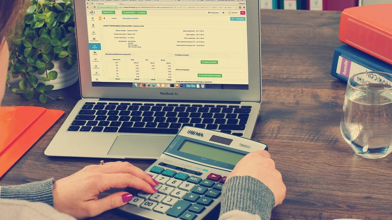 Empreendedora confere dados antes de emitir uma nota fiscal de serviço.