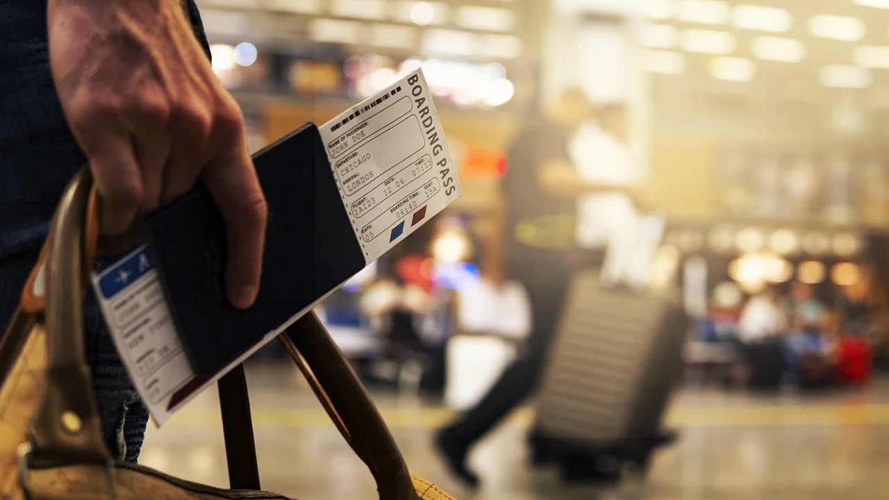 Passaporte, cartão de vacinação e documentos organizados para uma viagem internacional.