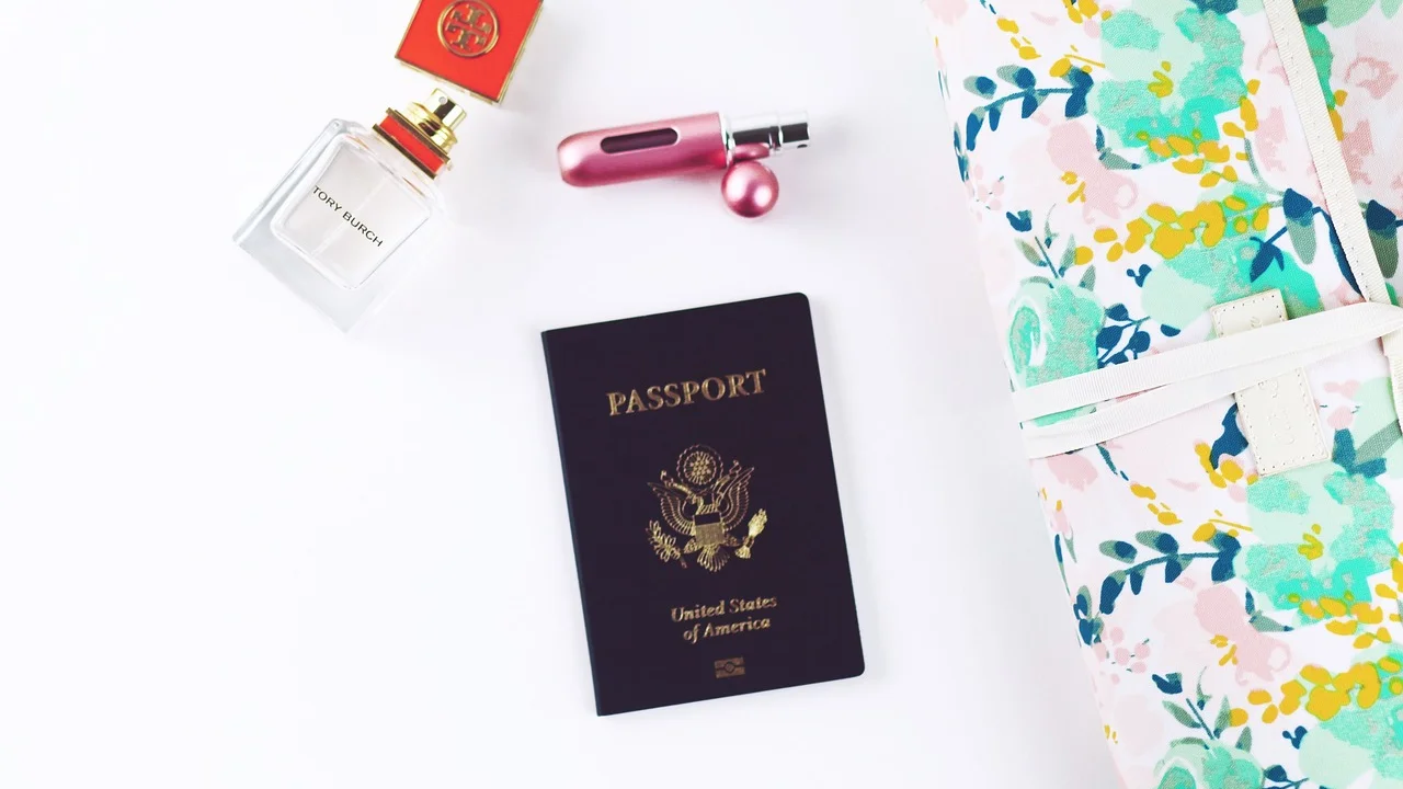 Mala de viagem ao lado de documentos necessários para entrada em outro país.