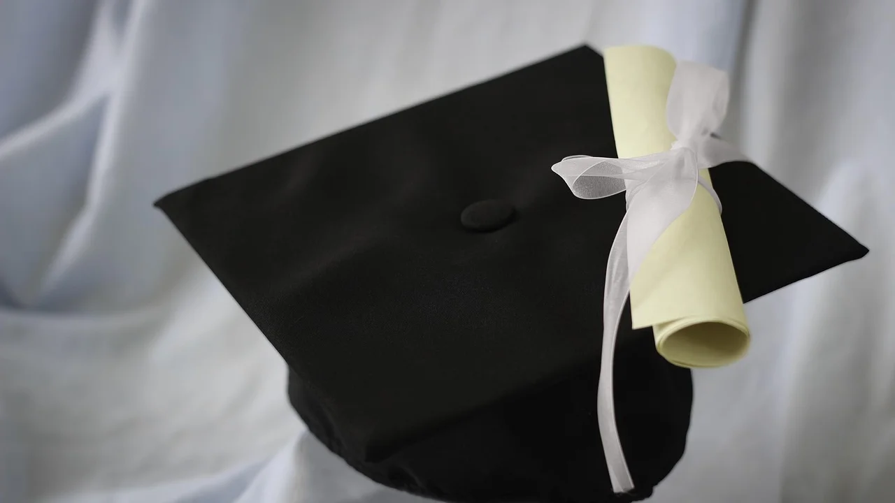 Certificado escolar pronto para ser conferido pelo estudante.