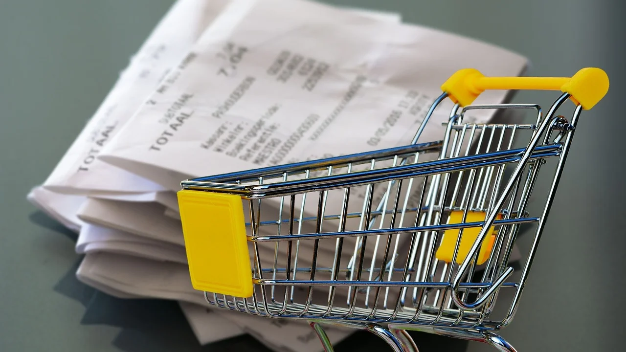 Tela de computador exibindo organização financeira de pequeno negócio