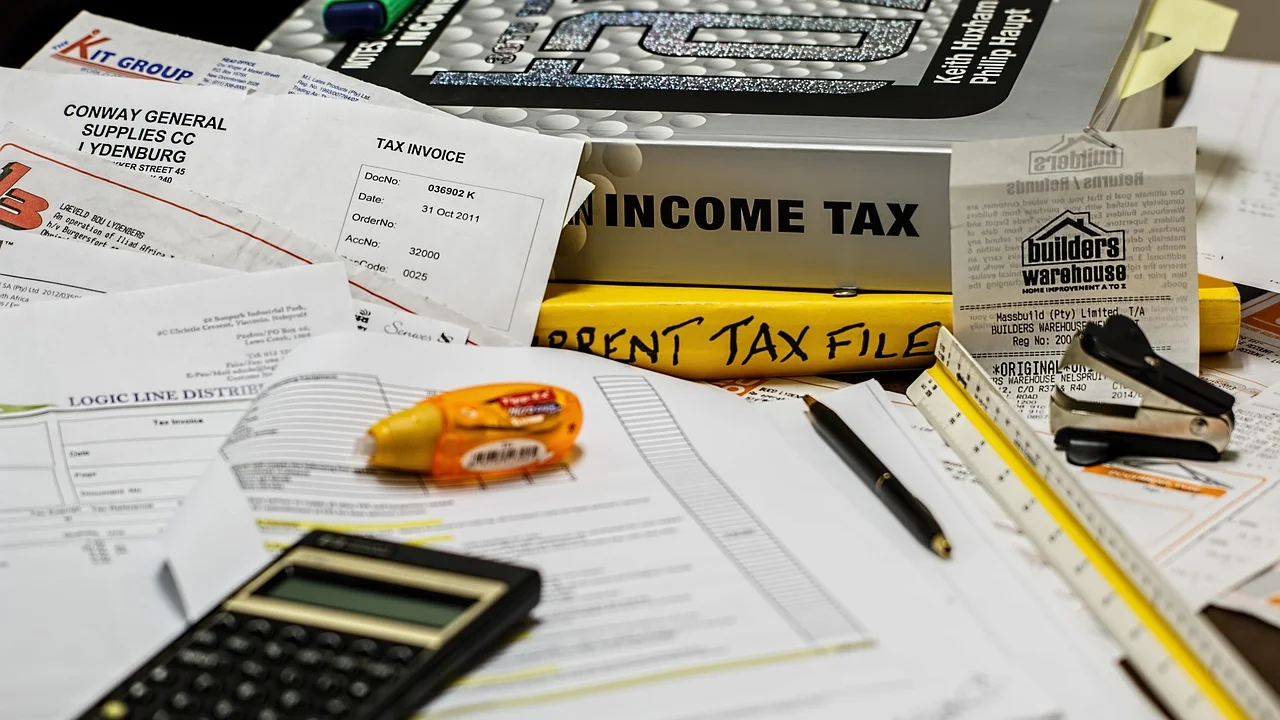 Pessoa utiliza aplicativo bancário para pagar um boleto