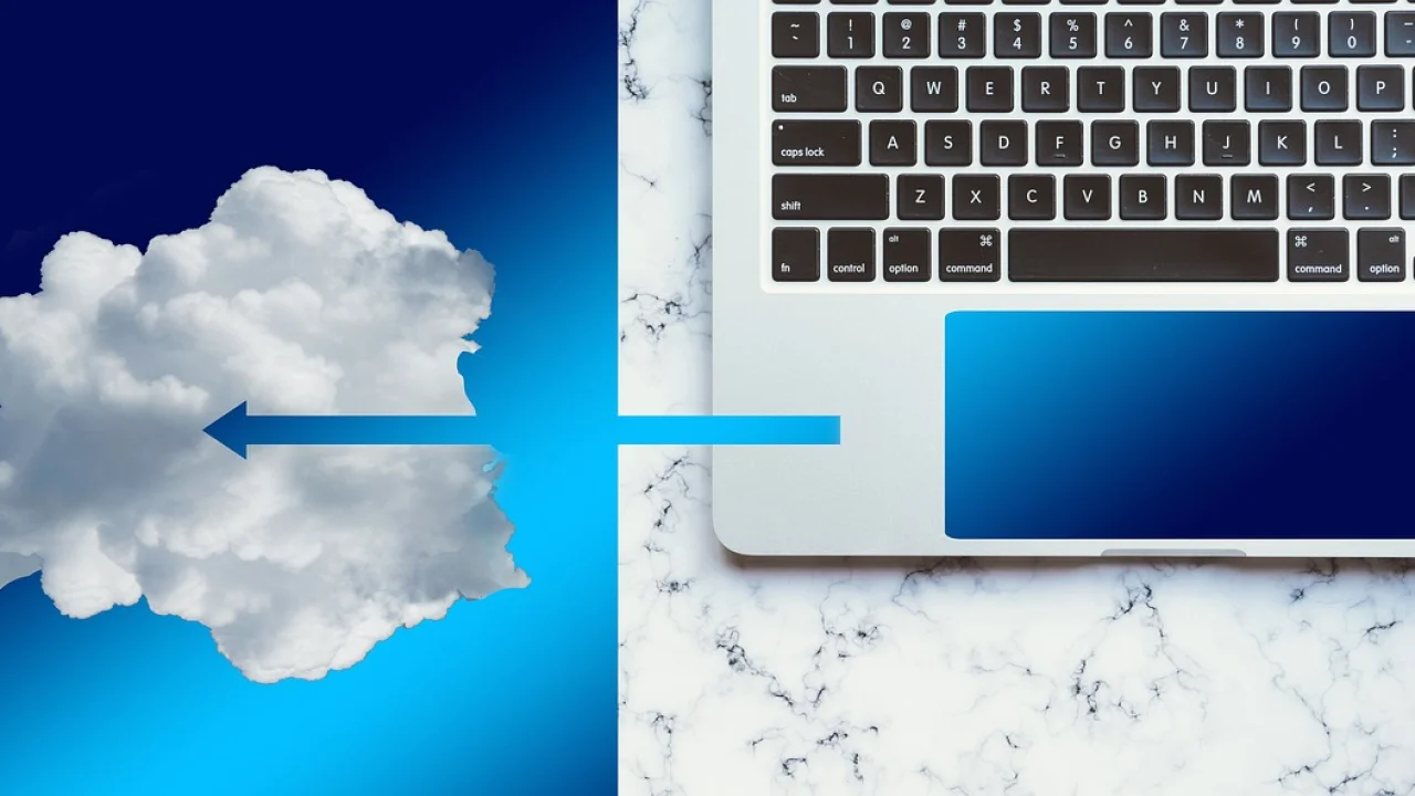 Profissional configurando domínio e hospedagem para um blog