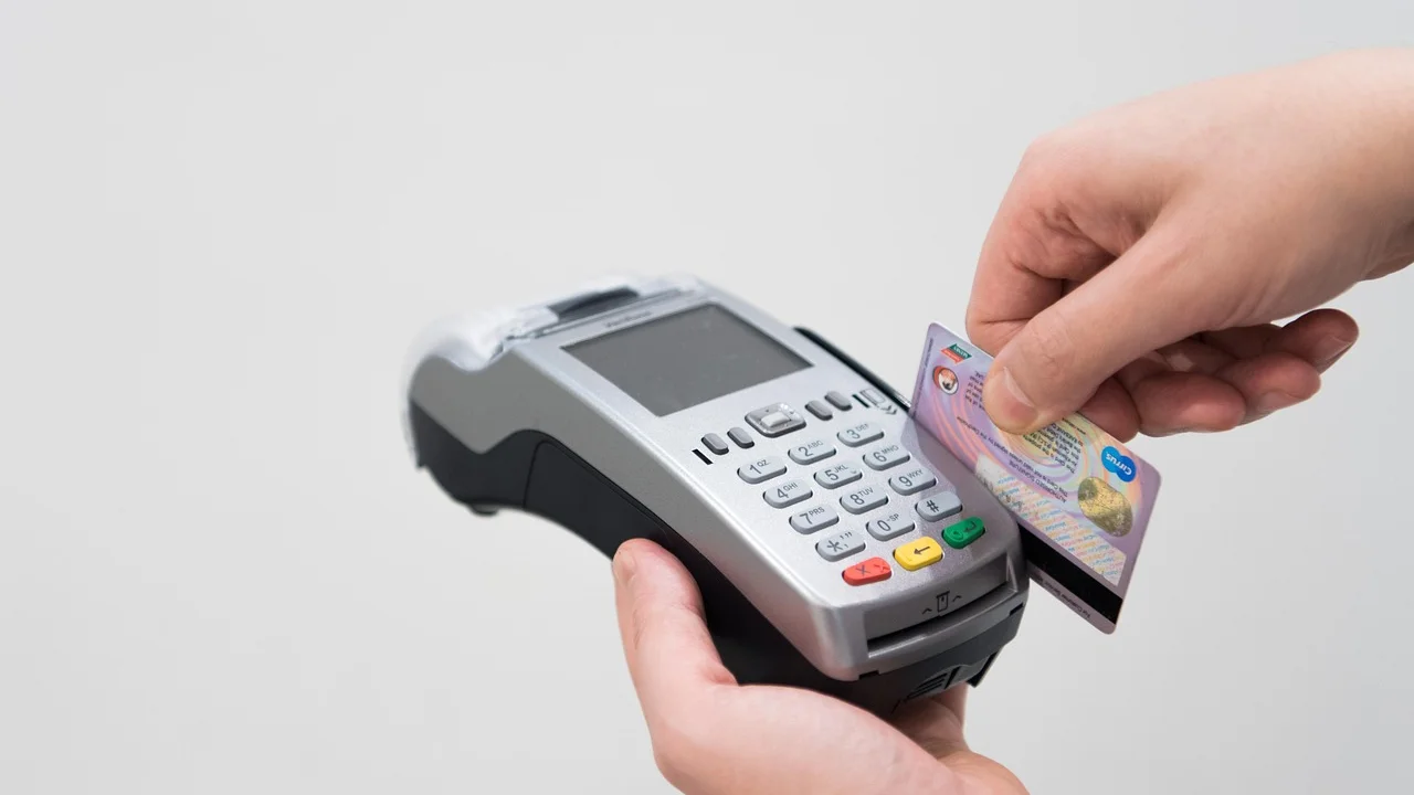 Terminal de pagamento por aproximação em balcão comercial.