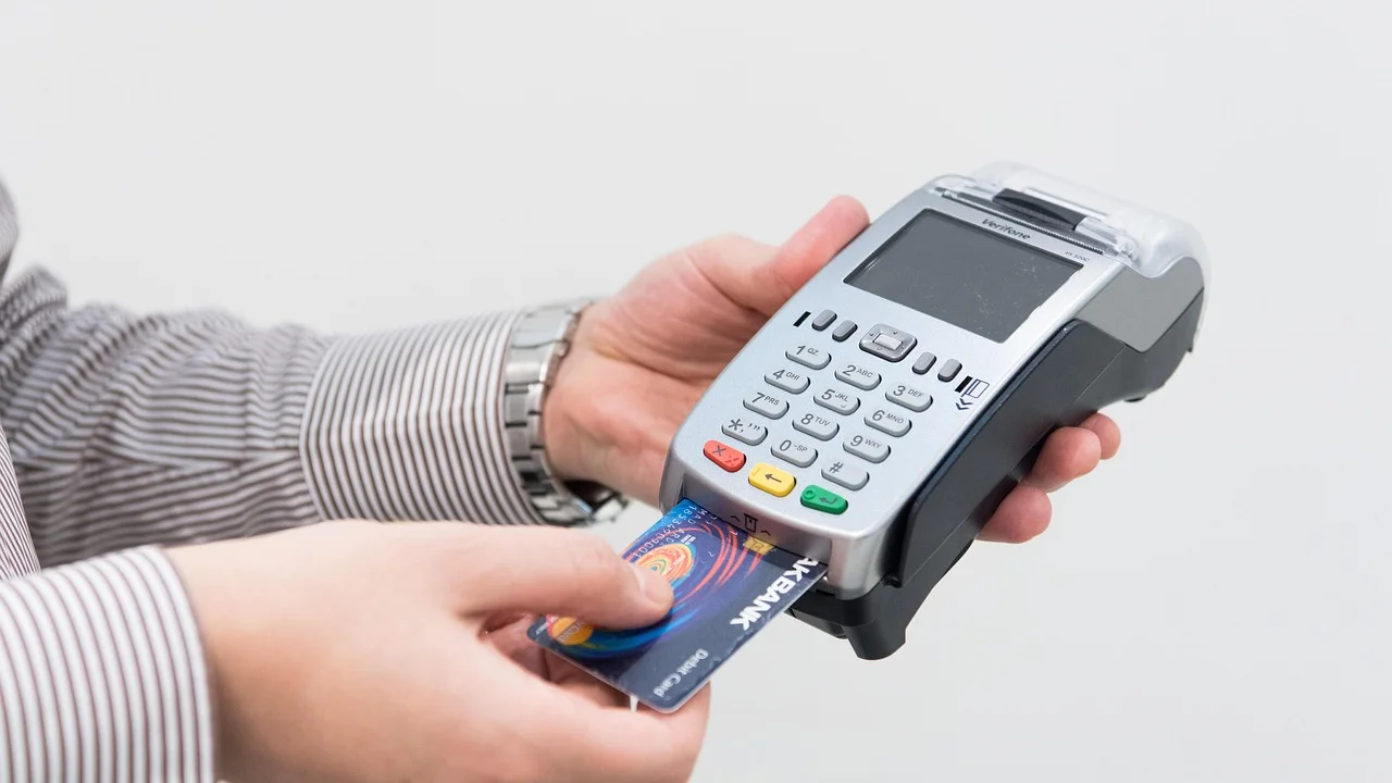 Cliente aproxima o cartão de uma máquina de pagamento.