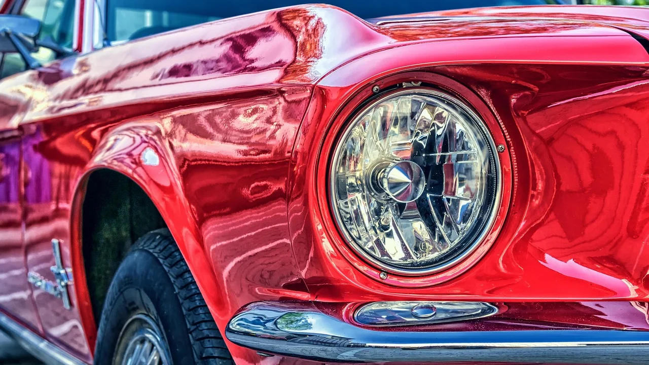 Código de medida gravado na lateral de um pneu automotivo.