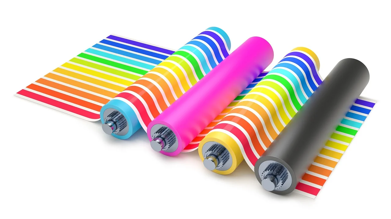 Reservatórios coloridos de impressora tanque vistos de perto.