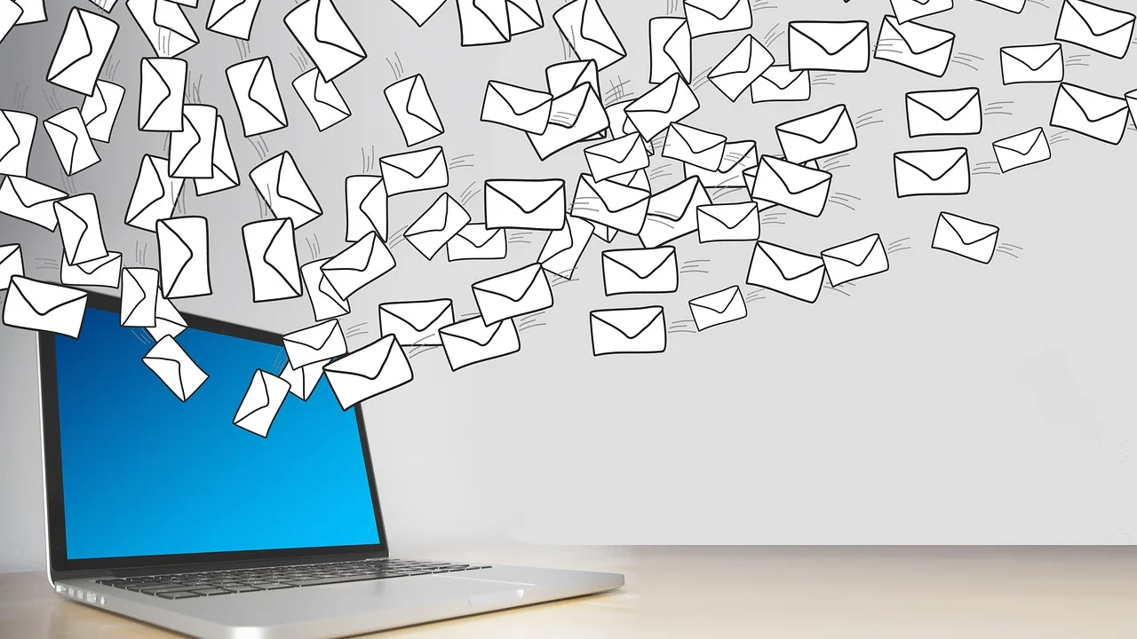 Profissional revisando assunto e prévia de uma newsletter.
