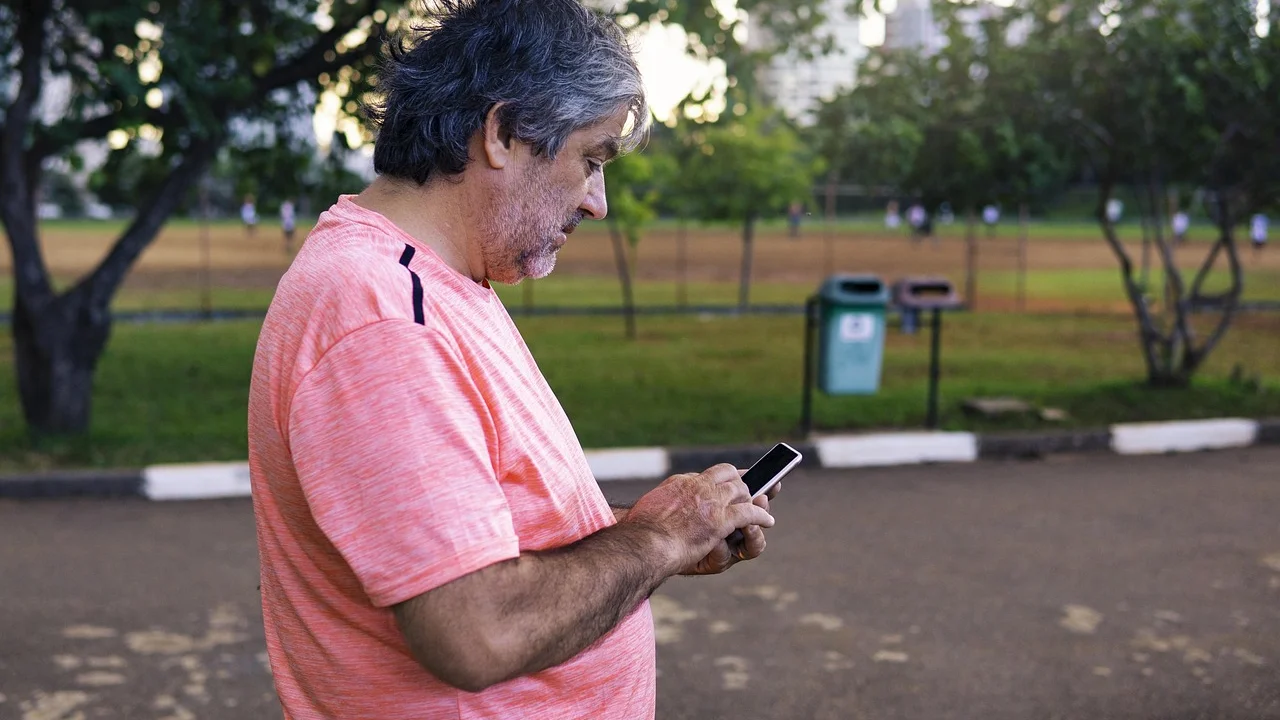 Pessoa idosa consulta informações do benefício pelo celular