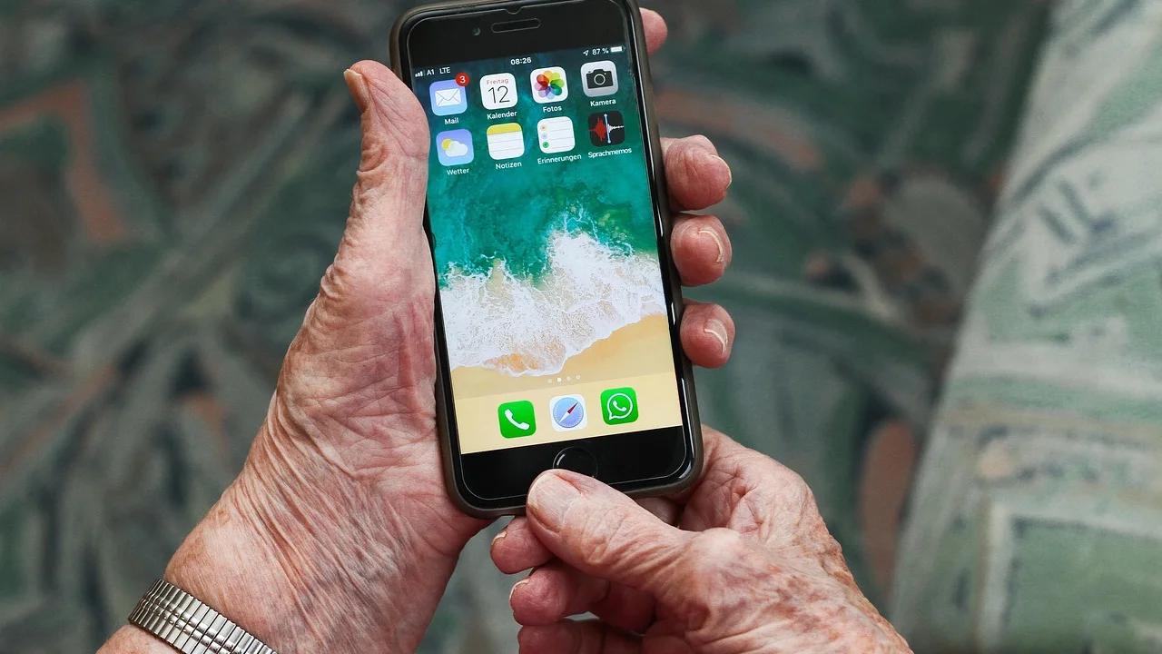 Tela de celular aberta em aplicativo de serviços públicos