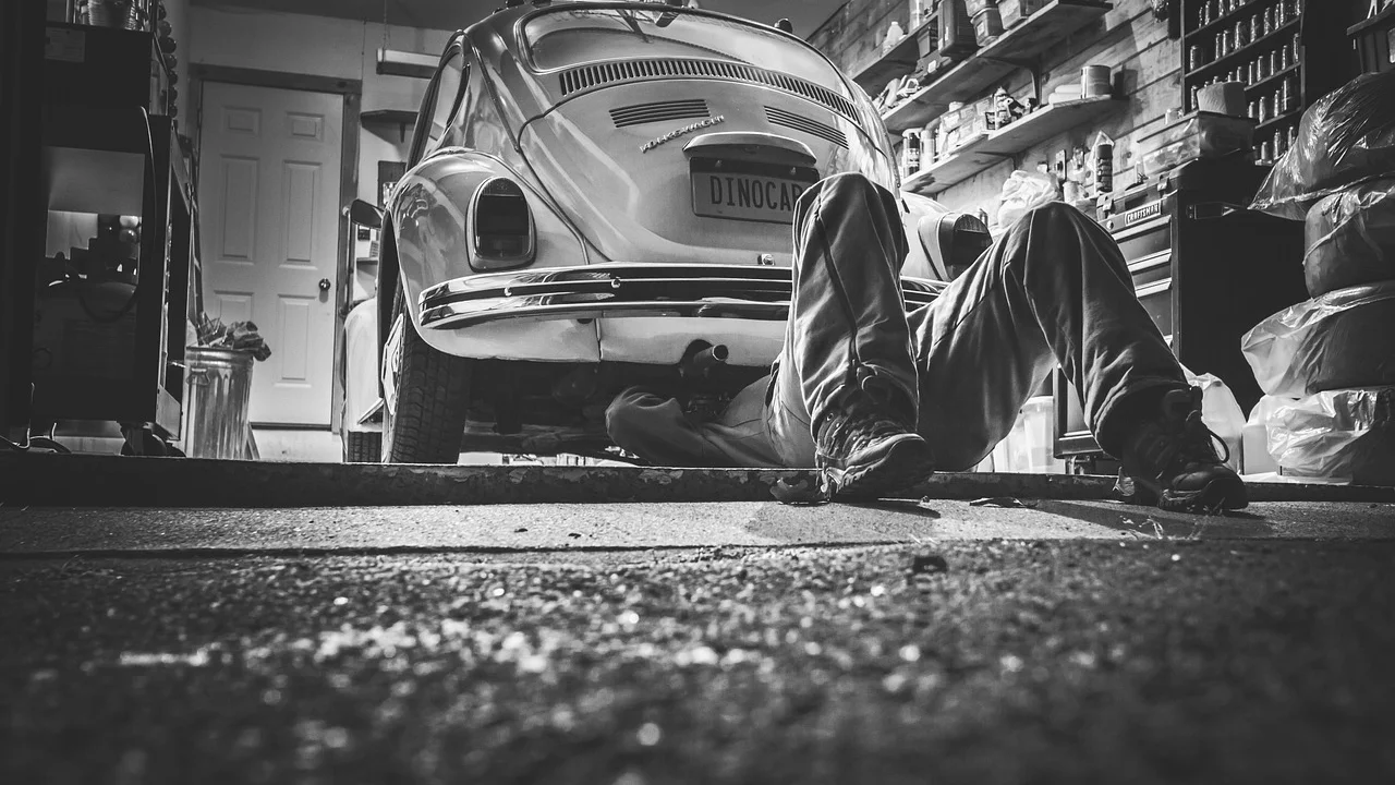 Mecânico verifica componentes do motor durante revisão preventiva.
