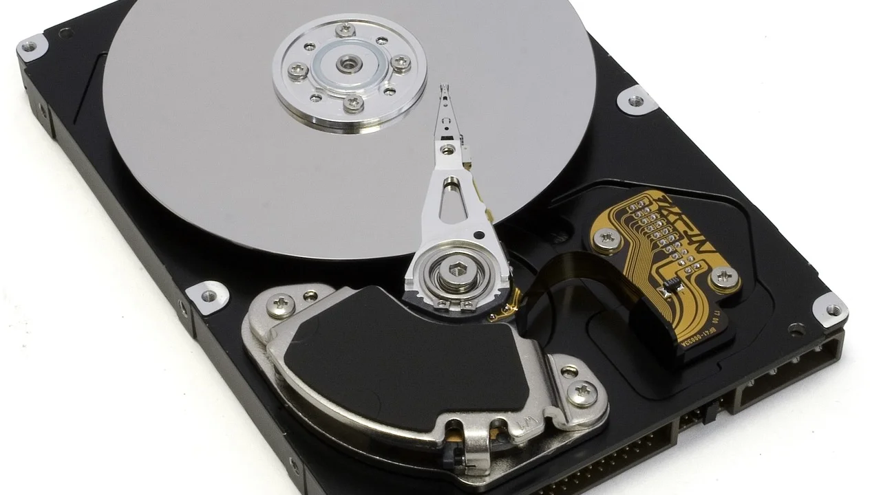 Disco externo conectado a um notebook para armazenar cópias de arquivos.