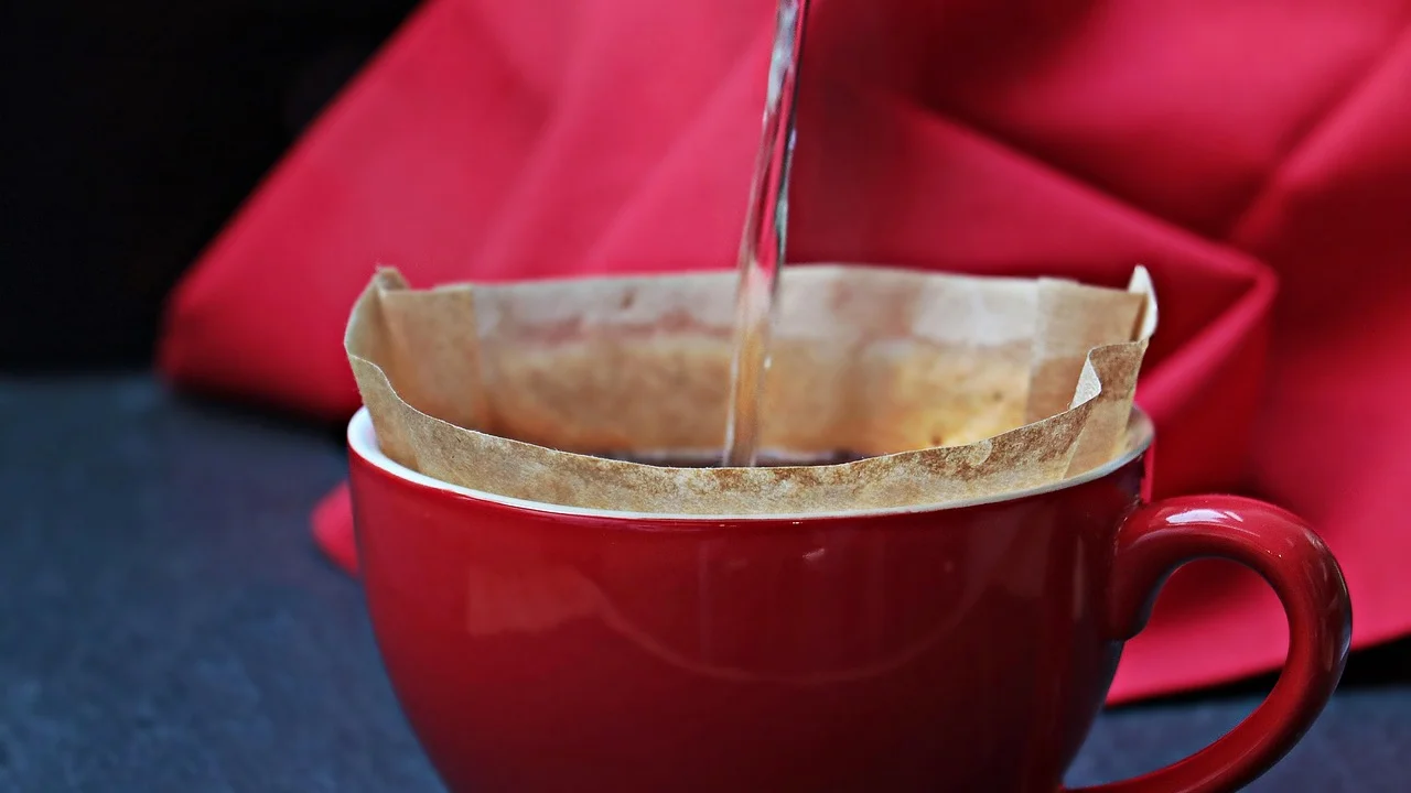 Despejo lento de água quente sobre café coado
