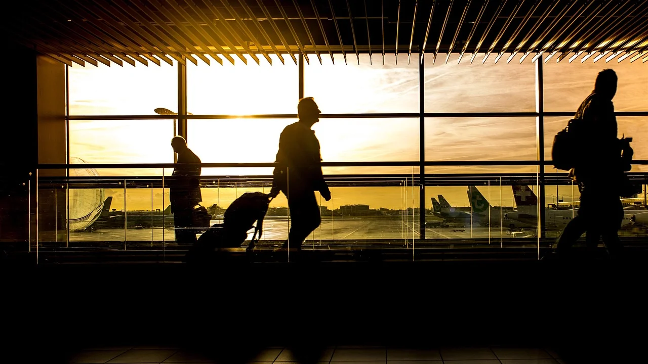 Painel de partidas mostra informações atualizadas no aeroporto.