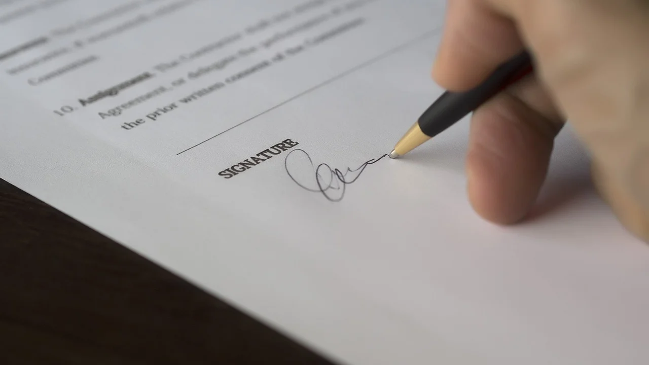 Profissional revisando as condições de um acordo de serviços.