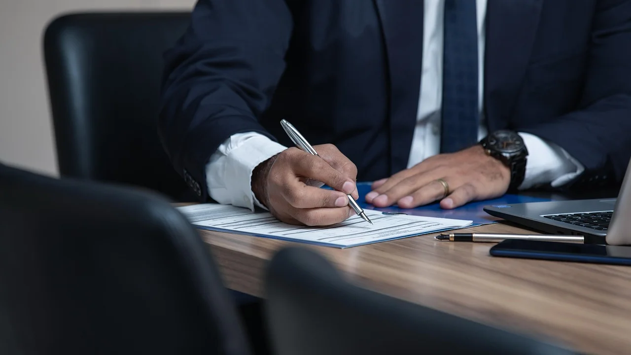 Cliente e prestador conferindo detalhes antes da assinatura.