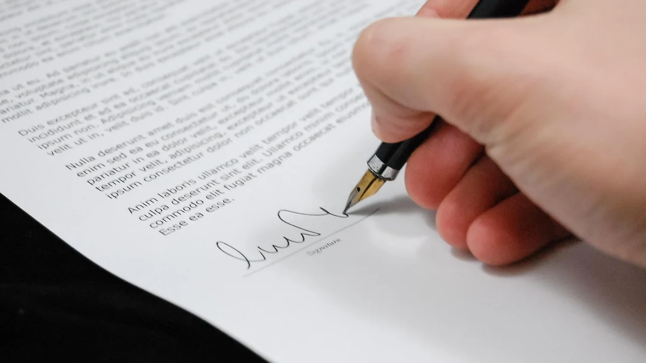 Contrato organizado com dados das partes e espaço para testemunhas.