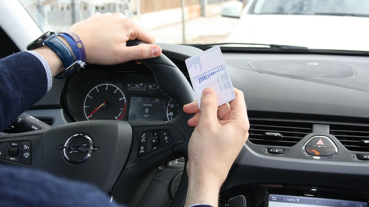 Veículo estacionado durante a regularização anual